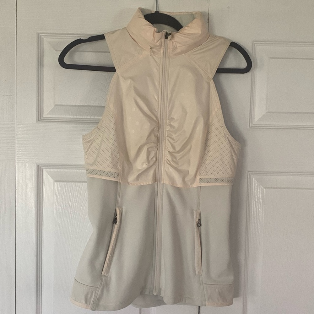 LULULEMON sx 6 cream fitted vest w/tuck away toggled closed hood w/ponytail slit